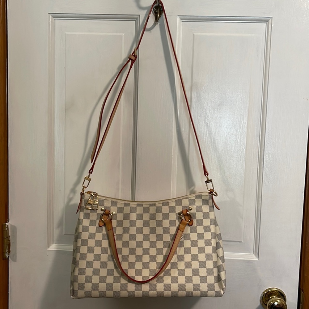 Beige bag perfect for the summer H 9.5 inches, W 14 inches, D 5 inches